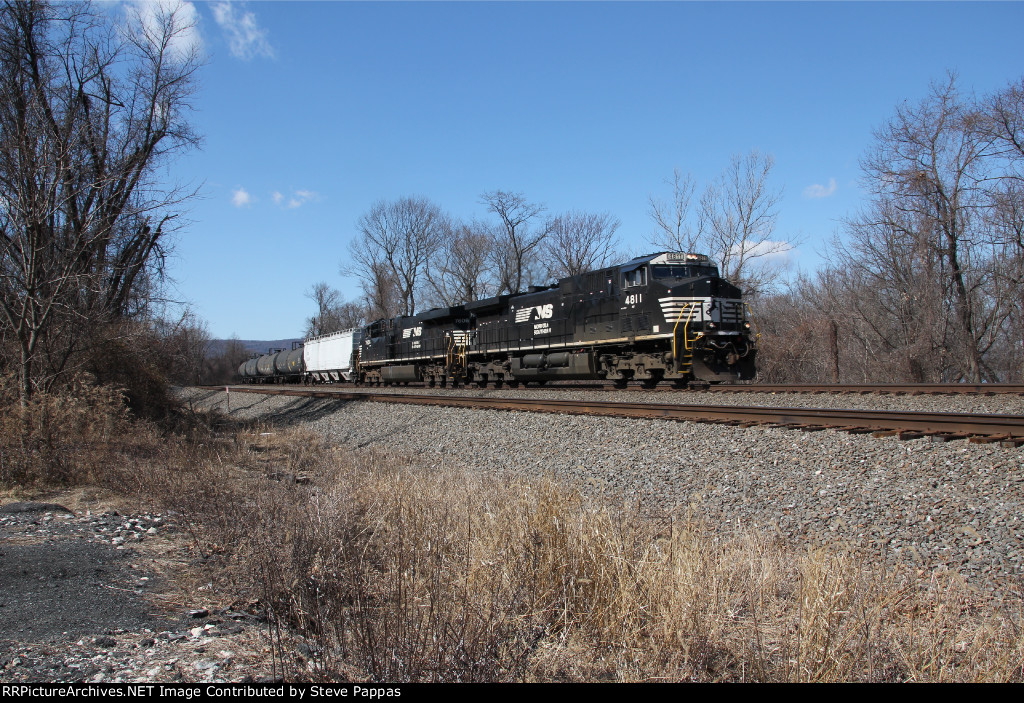 NS 4811 leads train 6K4